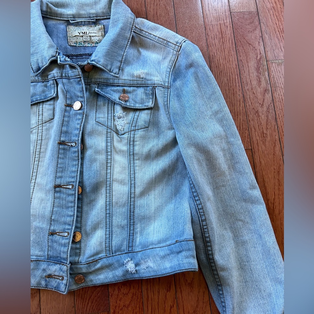 Jean jacket 👖💙 - Picture 3 of 5